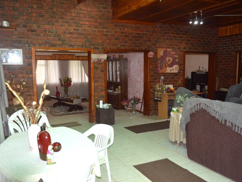 SOLE AND EXCLUSIVE MANDATE Two Homes, One Exceptional Opportunity – A Rare Multi-Residence Masterpiece with Top-Tier Security, Borehole & Lapa - Photo 9