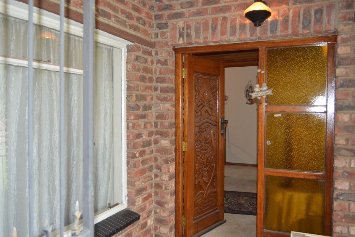 SOLE AND EXCLUSIVE MANDATE Two Homes, One Exceptional Opportunity – A Rare Multi-Residence Masterpiece with Top-Tier Security, Borehole & Lapa - Photo 4