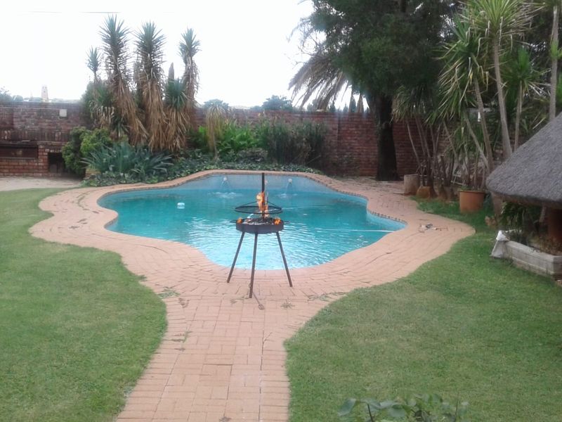SOLE AND EXCLUSIVE MANDATE Two Homes, One Exceptional Opportunity – A Rare Multi-Residence Masterpiece with Top-Tier Security, Borehole & Lapa - Photo 1