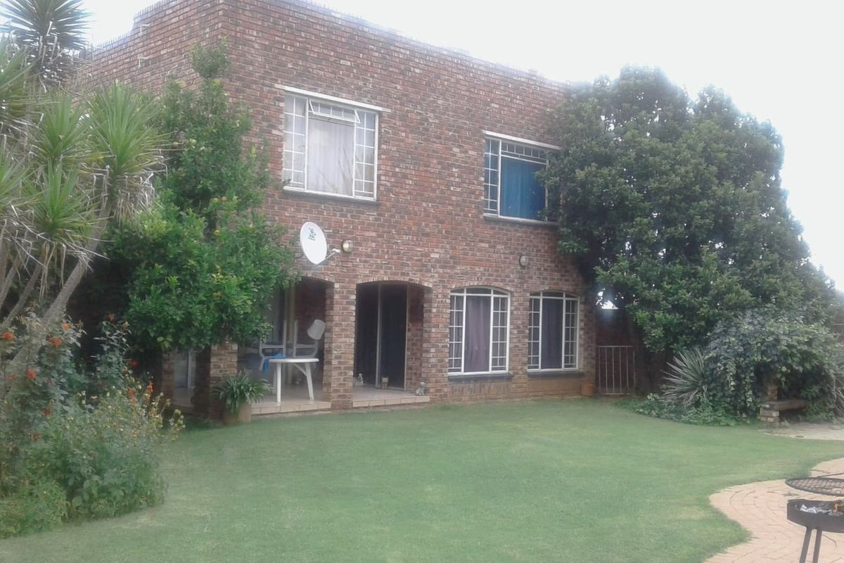 SOLE AND EXCLUSIVE MANDATE Two Homes, One Exceptional Opportunity – A Rare Multi-Residence Masterpiece with Top-Tier Security, Borehole & Lapa - Photo 3