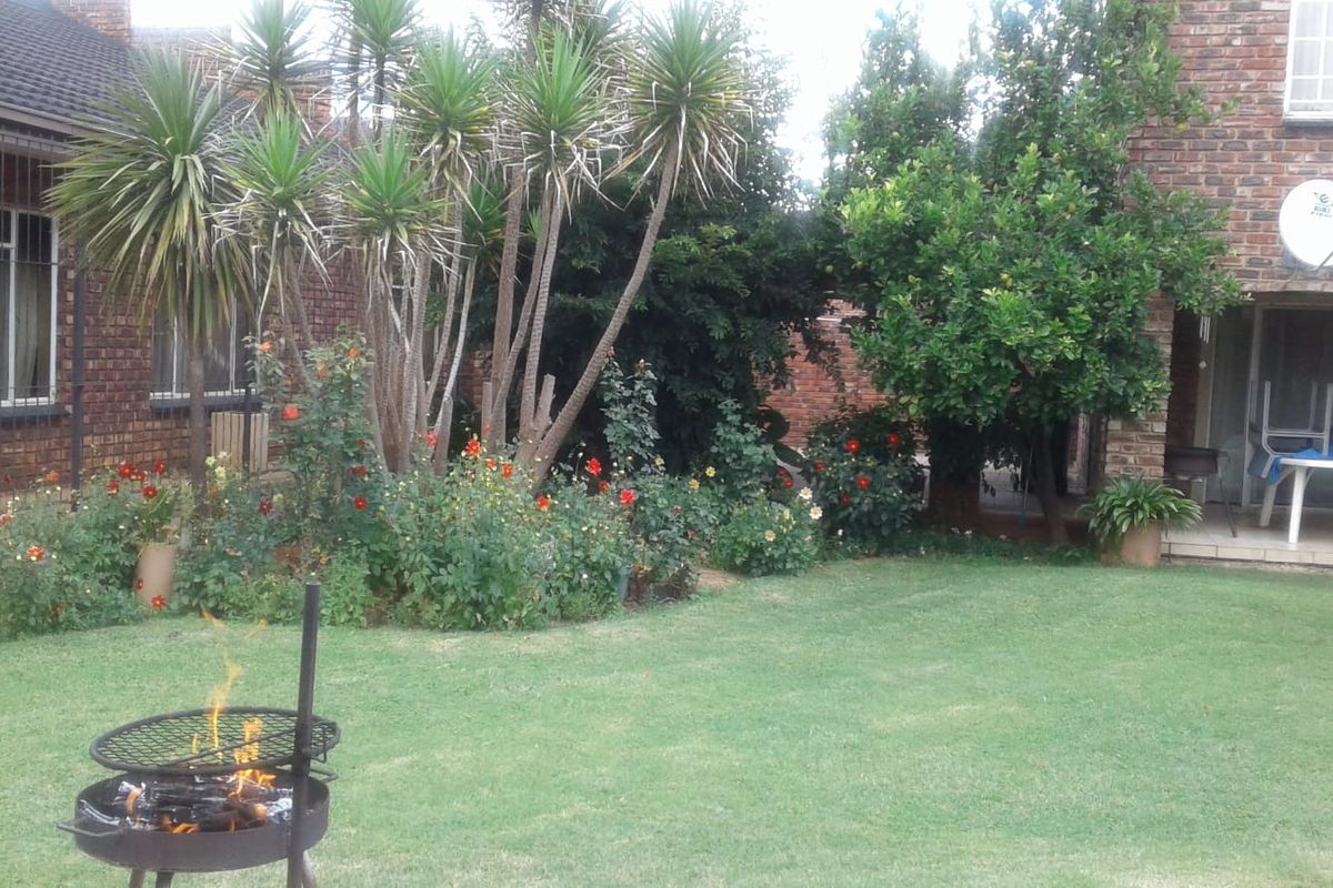 SOLE AND EXCLUSIVE MANDATE Two Homes, One Exceptional Opportunity – A Rare Multi-Residence Masterpiece with Top-Tier Security, Borehole & Lapa - Photo 2