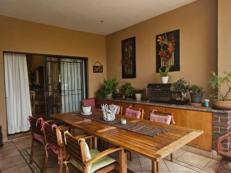 Elegant Double-storey Family Home in  an Exclusive Neighbourhood - Photo 3