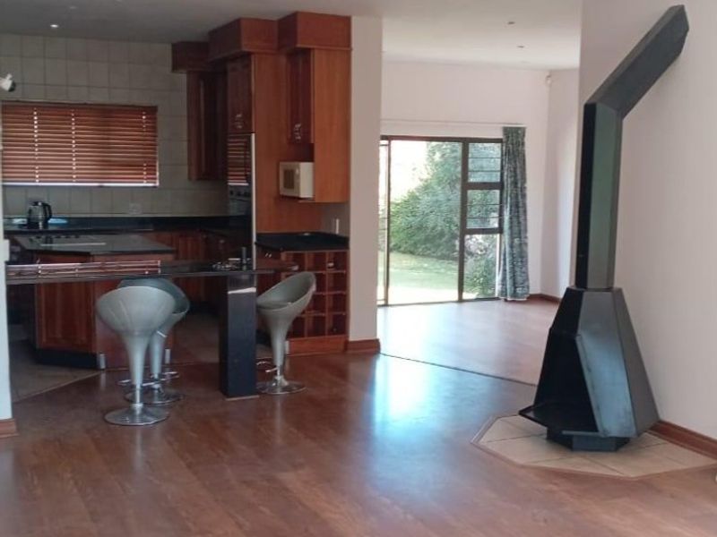 Elegant Double-storey Family Home in  an Exclusive Neighbourhood - Photo 6