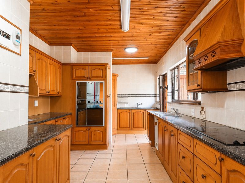 SPACIOUS FAMILY HOME. - Photo 6