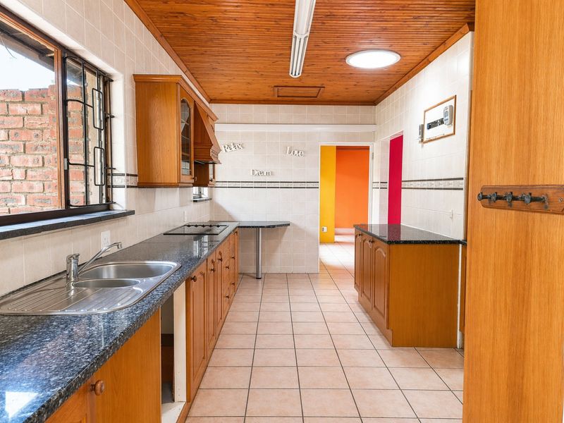 SPACIOUS FAMILY HOME. - Photo 9