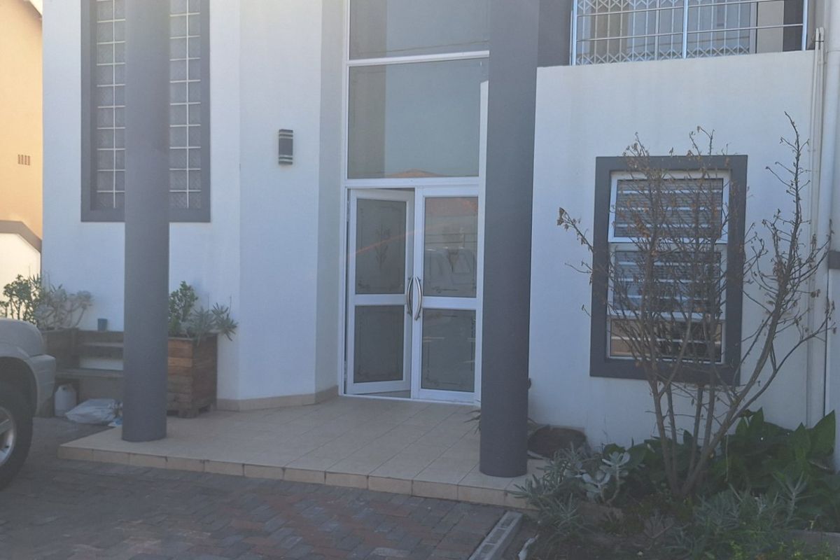 Beautiful 4 bedroom home - Photo 3