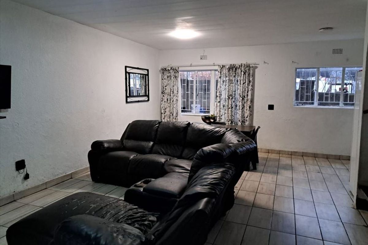 Charming Family Home with Comfortable Living Spaces - Photo 2