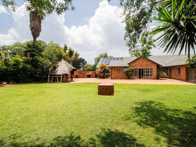 Spacious Family Home with Granny Flat - Photo 4