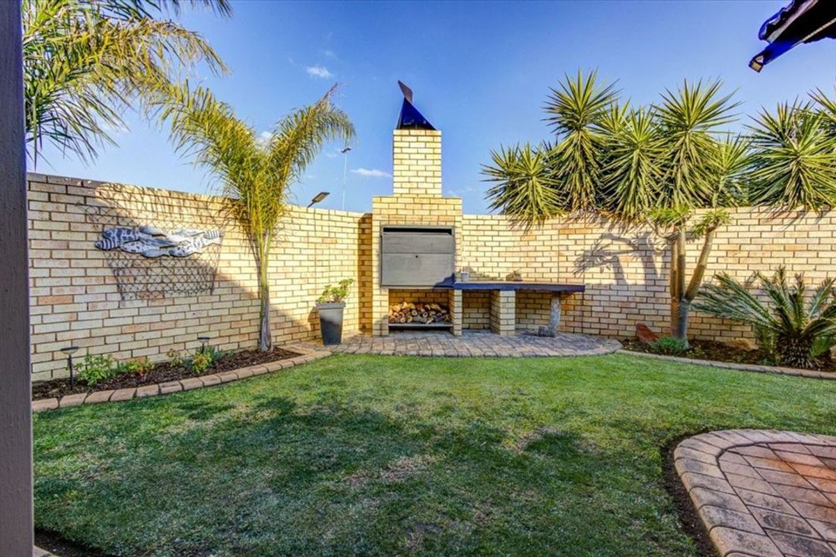 Elegant Family Home with Ample Living Space - Photo 3