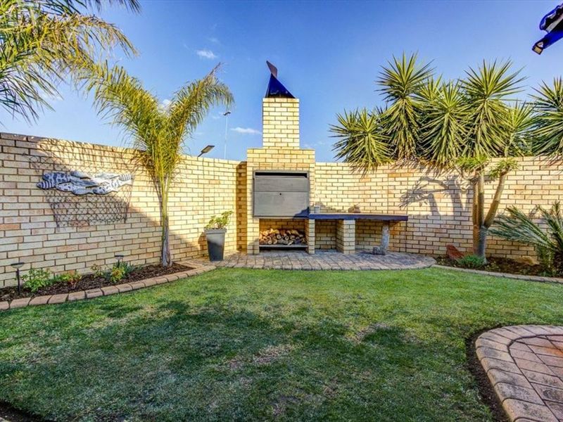 Elegant Family Home with Ample Living Space - Photo 3