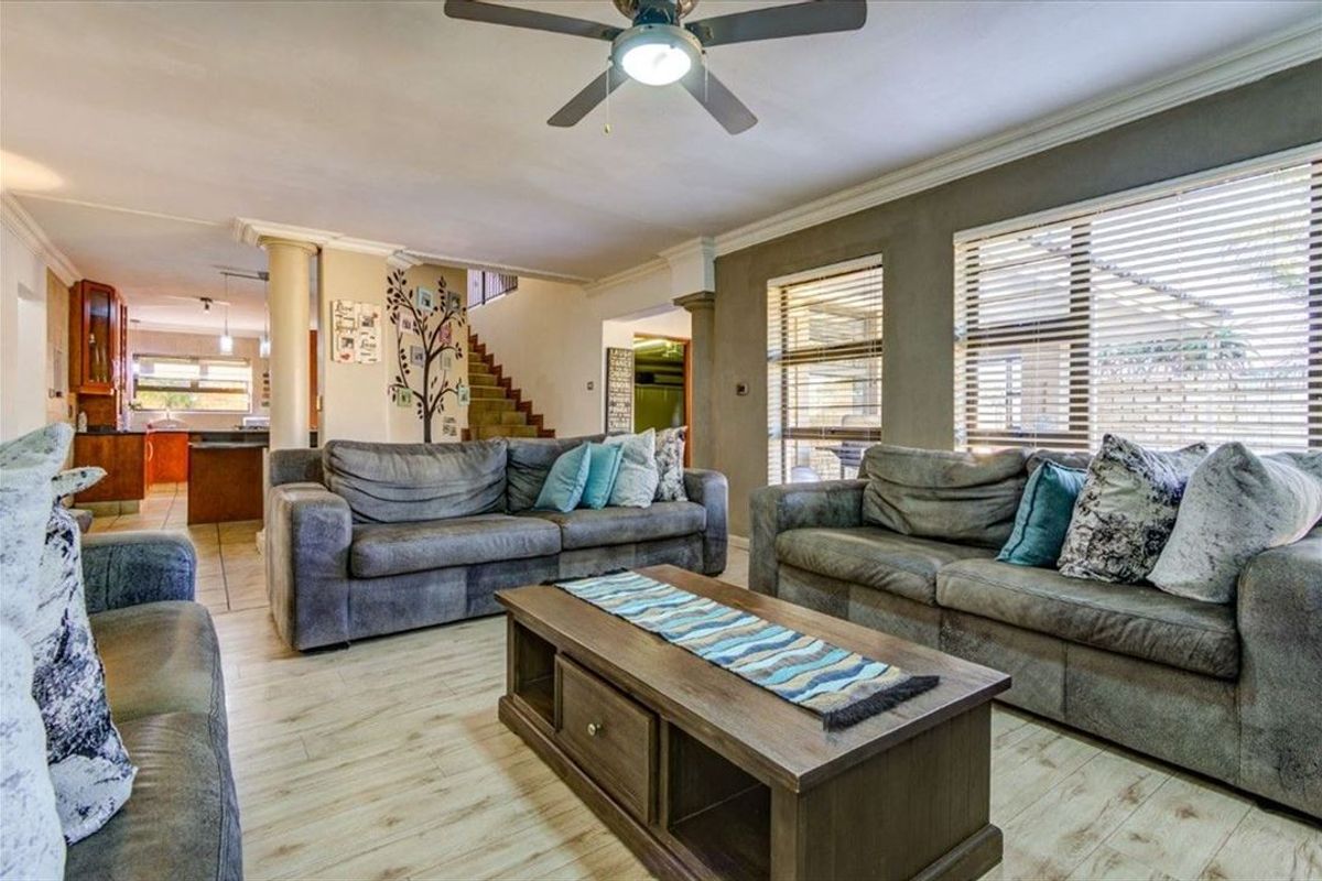 Elegant Family Home with Ample Living Space - Photo 2