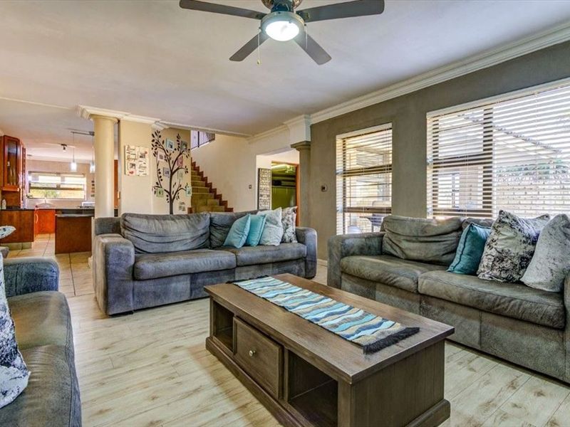 Elegant Family Home with Ample Living Space - Photo 2