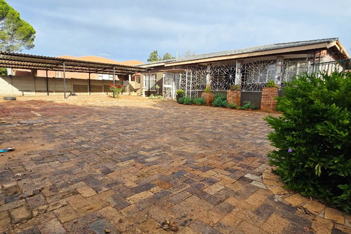 Spacious Family Home with Flatlet & Excellent Parking - Photo 2