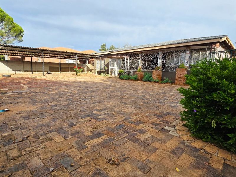 Spacious Family Home with Flatlet & Excellent Parking - Photo 2