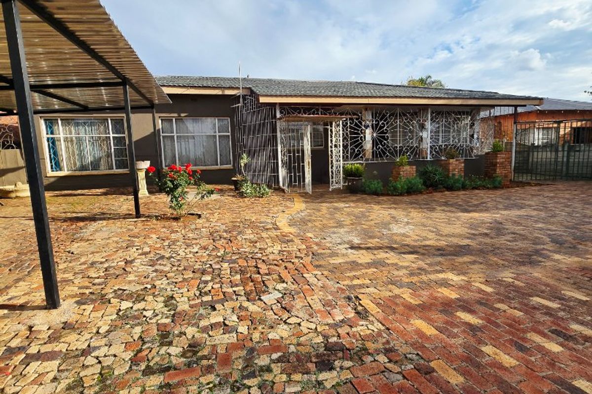 Spacious Family Home with Flatlet & Excellent Parking - Photo 3
