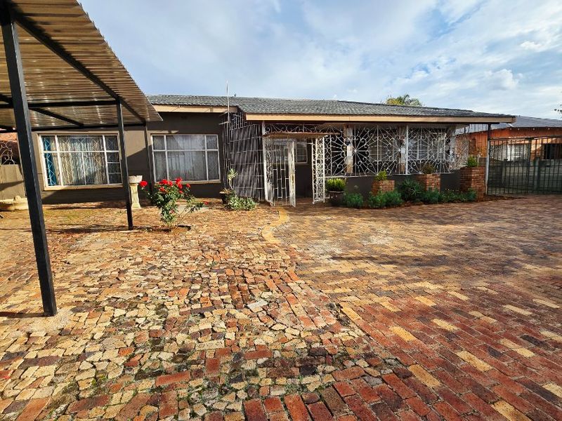 Spacious Family Home with Flatlet & Excellent Parking - Photo 3