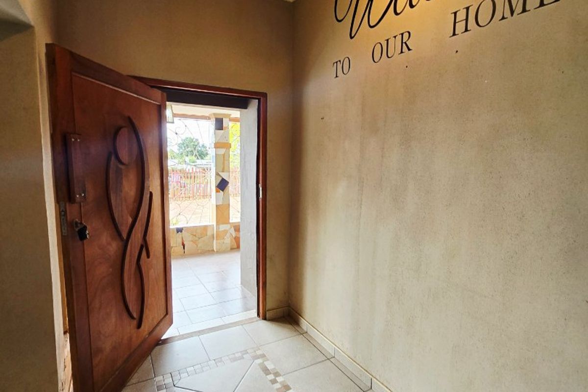 Spacious Family Home with Flatlet & Excellent Parking - Photo 5