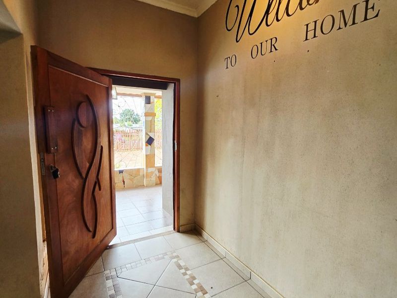 Spacious Family Home with Flatlet & Excellent Parking - Photo 5