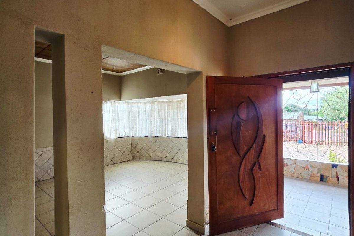 Spacious Family Home with Flatlet & Excellent Parking - Photo 4