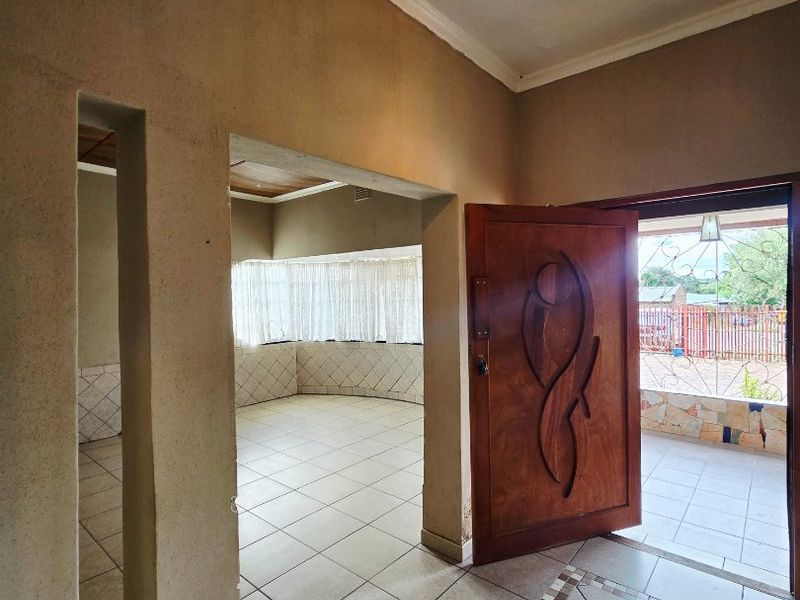 Spacious Family Home with Flatlet & Excellent Parking - Photo 4