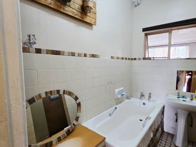 Spacious Family Home with Flatlet & Excellent Parking - Photo 10