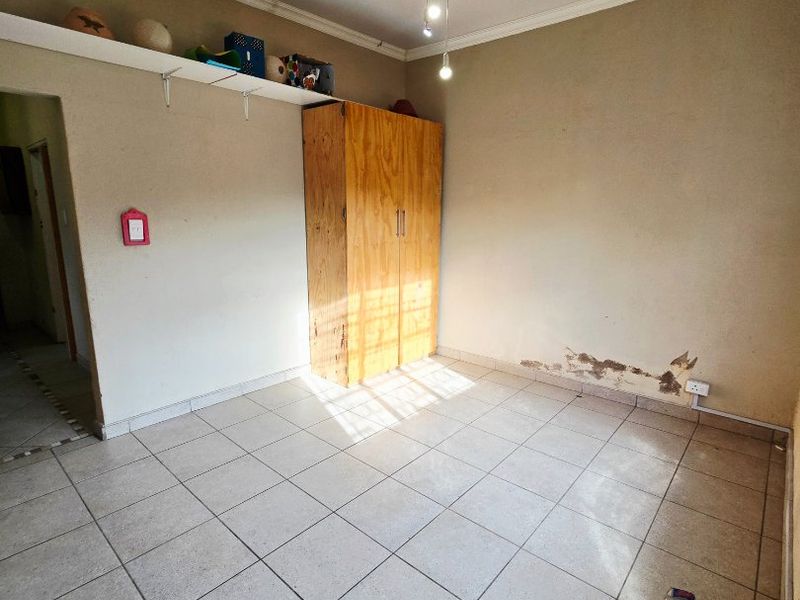 Spacious Family Home with Flatlet & Excellent Parking - Photo 9