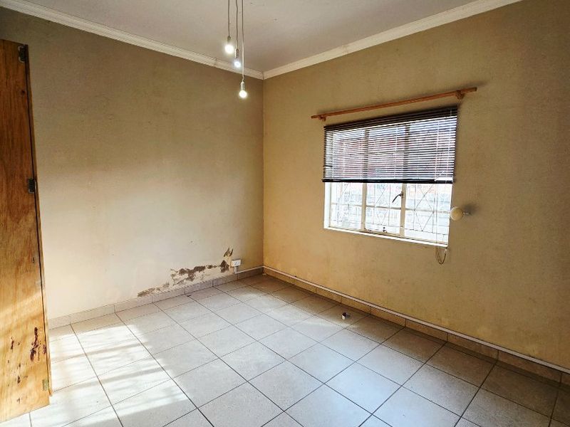 Spacious Family Home with Flatlet & Excellent Parking - Photo 8