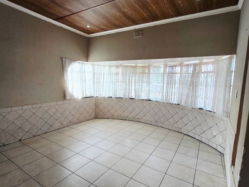 Spacious Family Home with Flatlet & Excellent Parking - Photo 7