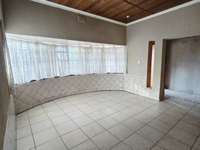 Spacious Family Home with Flatlet & Excellent Parking - Photo 6