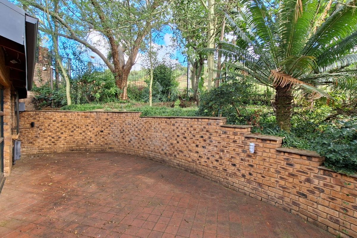 The Ultimate Urban Retreat: Architectural Masterpiece with Scenic Views in Groenkloof - Photo 4