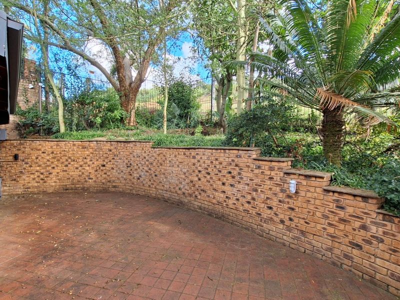 The Ultimate Urban Retreat: Architectural Masterpiece with Scenic Views in Groenkloof - Photo 4