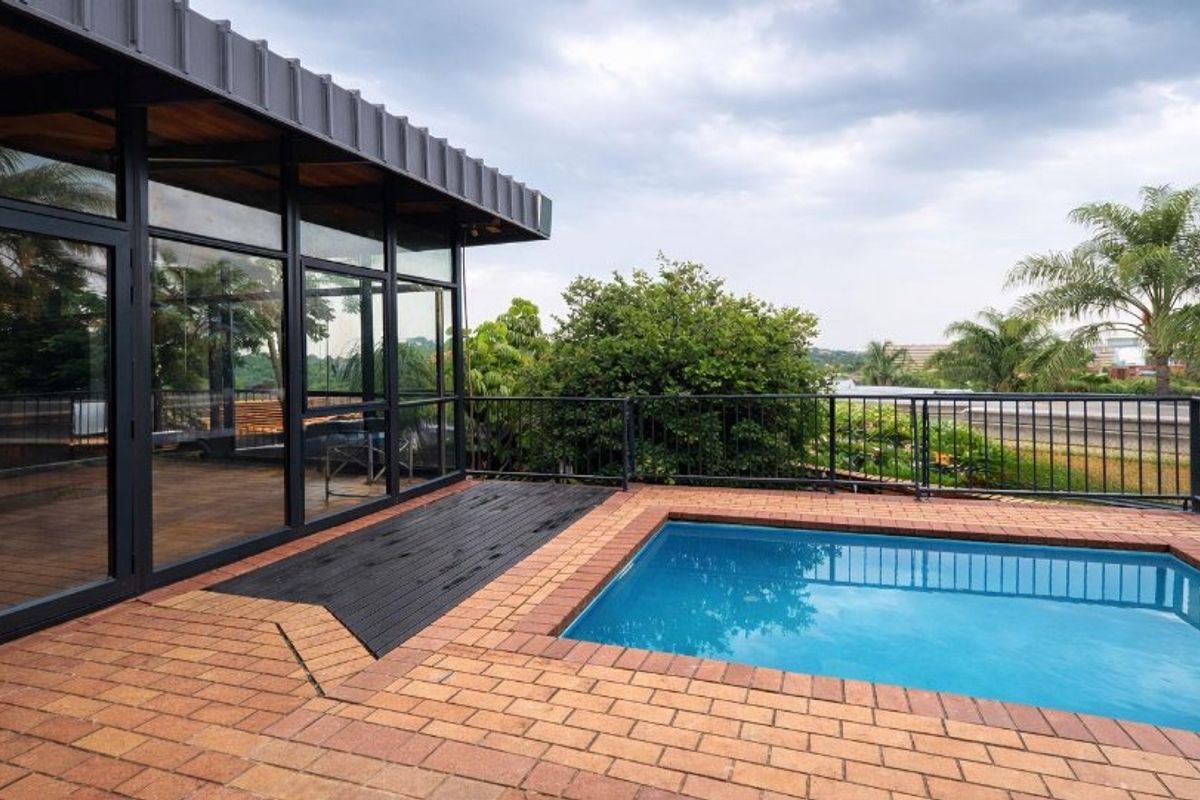 The Ultimate Urban Retreat: Architectural Masterpiece with Scenic Views in Groenkloof - Photo 5