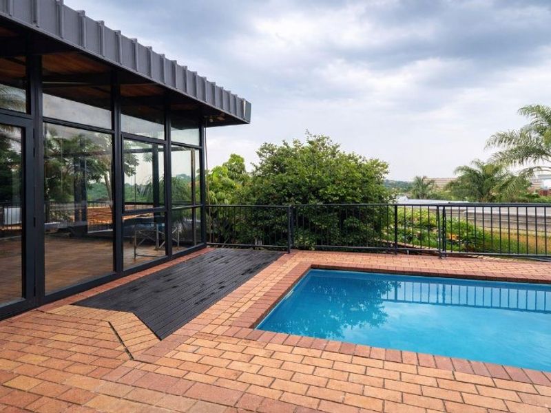 The Ultimate Urban Retreat: Architectural Masterpiece with Scenic Views in Groenkloof - Photo 5