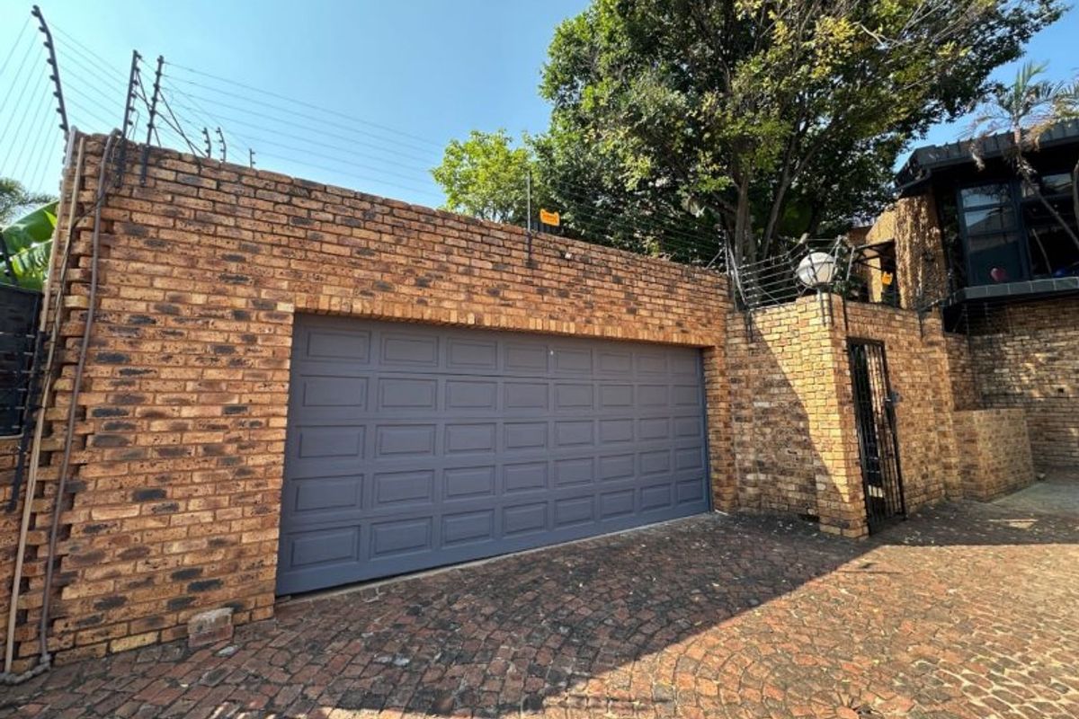The Ultimate Urban Retreat: Architectural Masterpiece with Scenic Views in Groenkloof - Photo 2