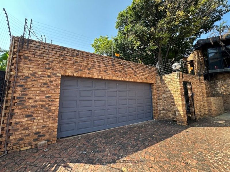 The Ultimate Urban Retreat: Architectural Masterpiece with Scenic Views in Groenkloof - Photo 2