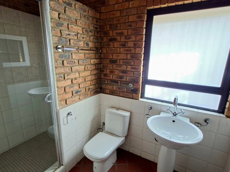 The Ultimate Urban Retreat: Architectural Masterpiece with Scenic Views in Groenkloof - Photo 10