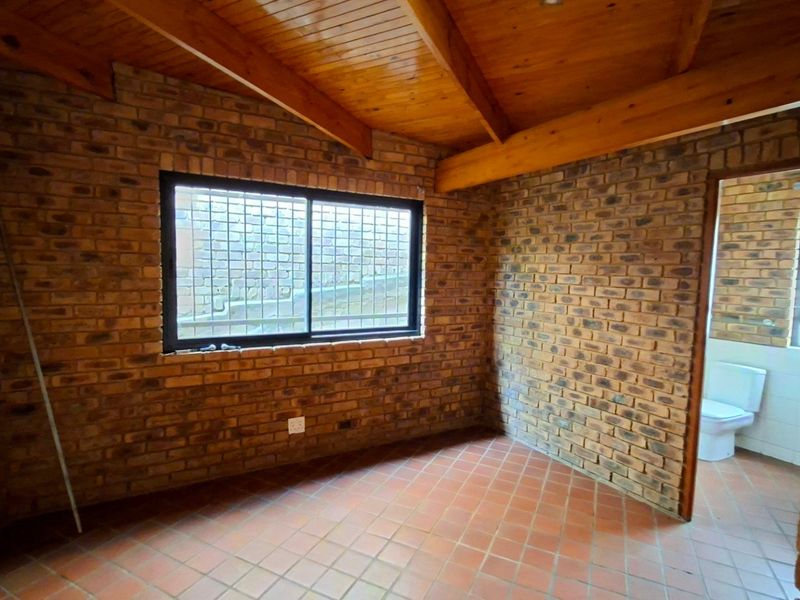 The Ultimate Urban Retreat: Architectural Masterpiece with Scenic Views in Groenkloof - Photo 9