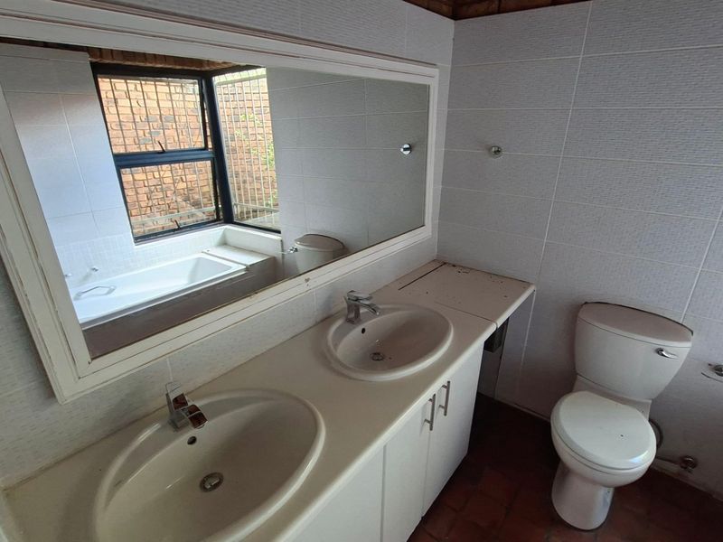 The Ultimate Urban Retreat: Architectural Masterpiece with Scenic Views in Groenkloof - Photo 8