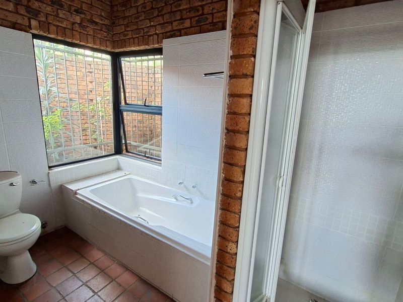 The Ultimate Urban Retreat: Architectural Masterpiece with Scenic Views in Groenkloof - Photo 7