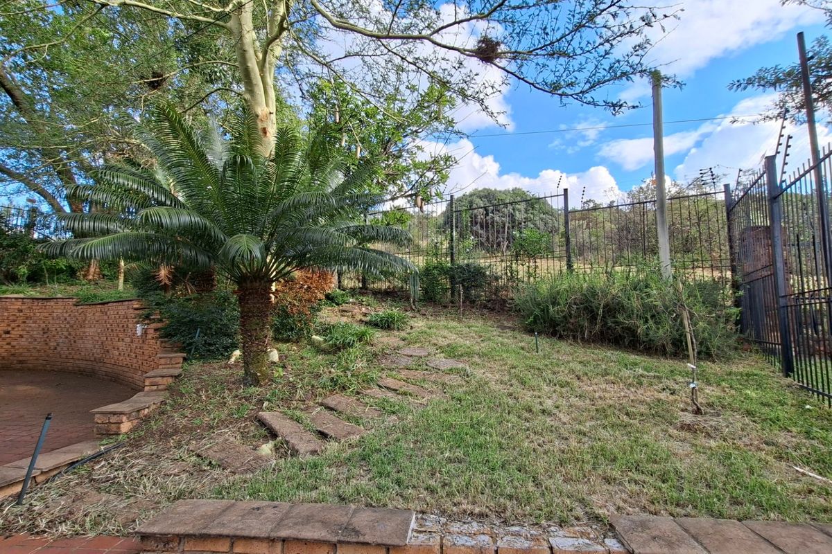 The Ultimate Urban Retreat: Architectural Masterpiece with Scenic Views in Groenkloof - Photo 3