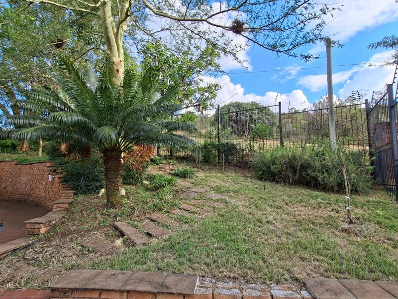 The Ultimate Urban Retreat: Architectural Masterpiece with Scenic Views in Groenkloof - Photo 3