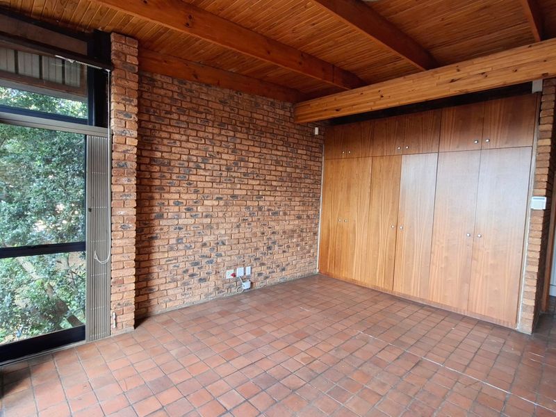 The Ultimate Urban Retreat: Architectural Masterpiece with Scenic Views in Groenkloof - Photo 6