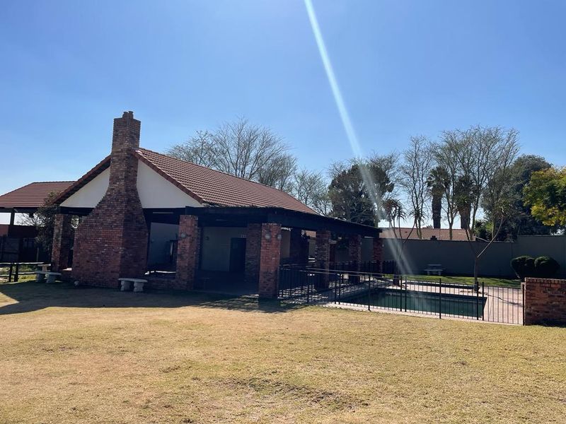 Immaculate Fully Furnished 1-Bedroom Apartment – Ideal for Corporate Rental in Waterfall Heights, Vorna Valley, Midrand - Photo 10