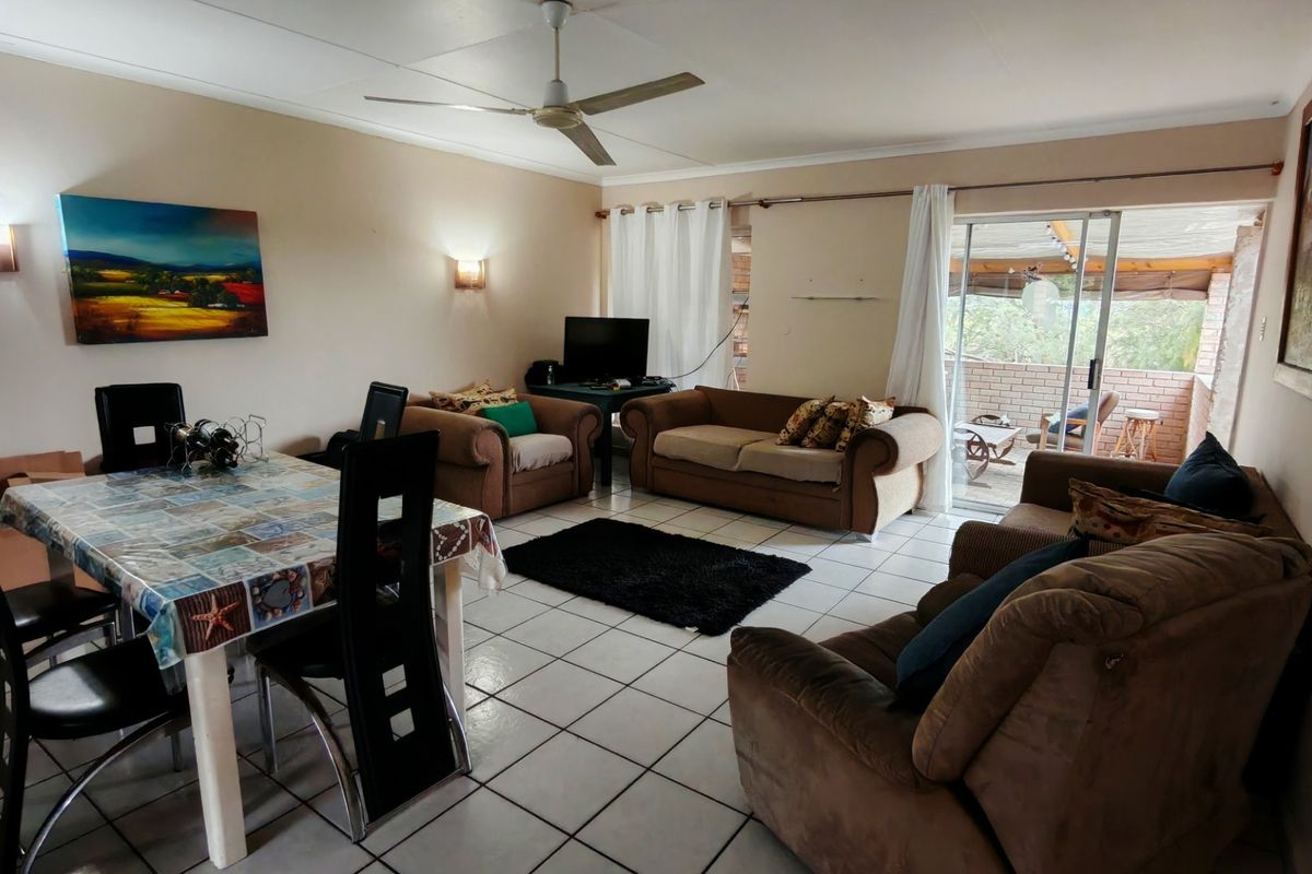 Tranquil Waterside Living In Peaceful Cul De Sac - Photo 3