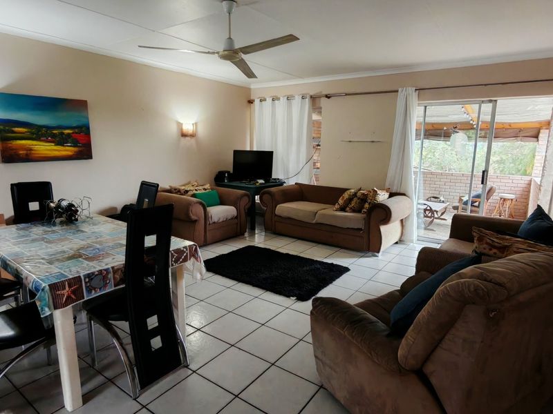 Tranquil Waterside Living In Peaceful Cul De Sac - Photo 2