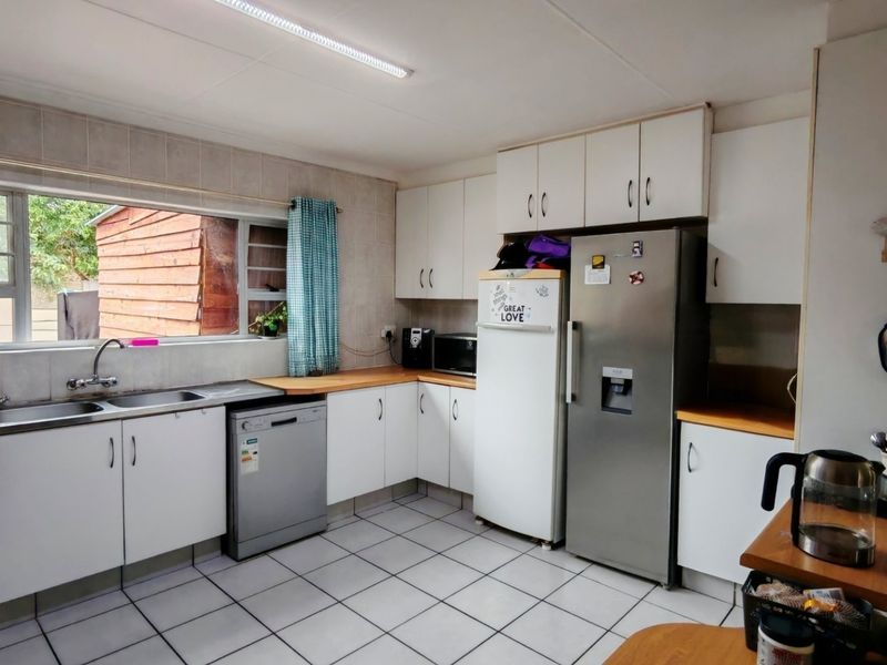 Tranquil Waterside Living In Peaceful Cul De Sac - Photo 5