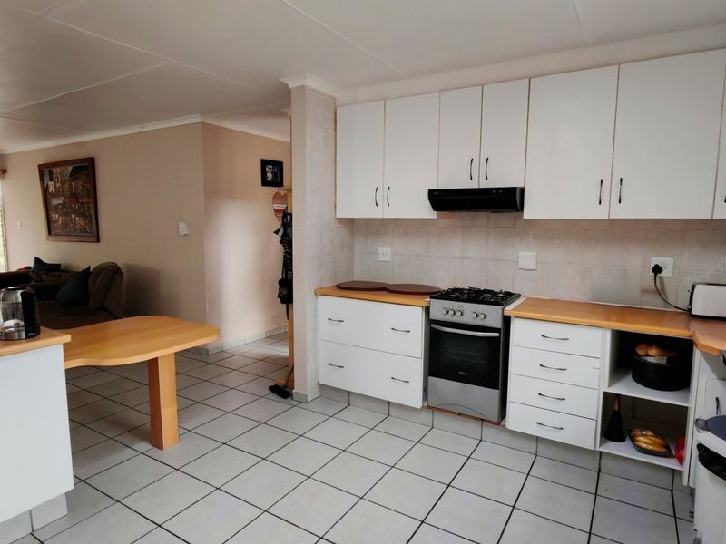 Tranquil Waterside Living In Peaceful Cul De Sac - Photo 7