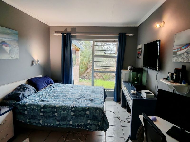 Tranquil Waterside Living In Peaceful Cul De Sac - Photo 8