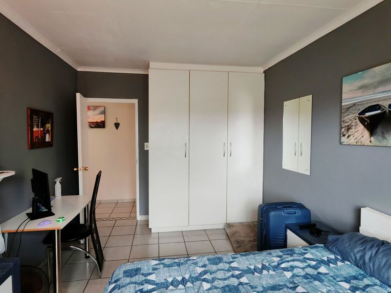 Tranquil Waterside Living In Peaceful Cul De Sac - Photo 9