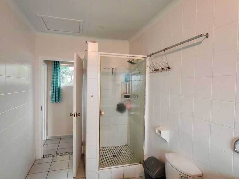 Tranquil Waterside Living In Peaceful Cul De Sac - Photo 10